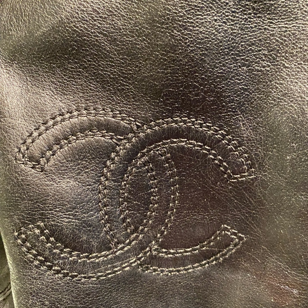 Chanel Rare tasteful understated embossed bag with tortoise shell accent. - Picture 5 of 15